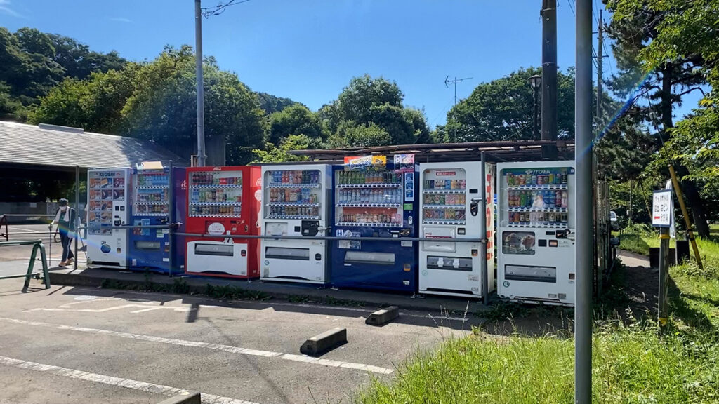 일본 카미오시마 캠핑장 내 자판기 모습