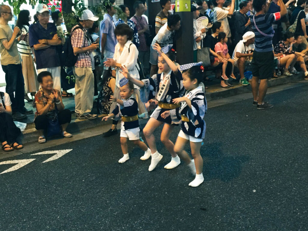 카구라자카 마츠리 풍경 (5). 마츠리 참가한 어린이들.