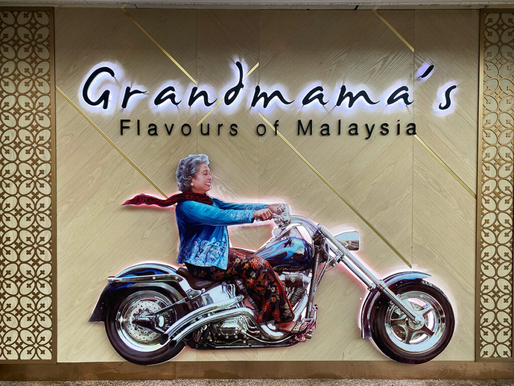 그랜드 마마스 식당 벽면 일러스트. 할머니가 멋진 오토바이를 타고 있다.