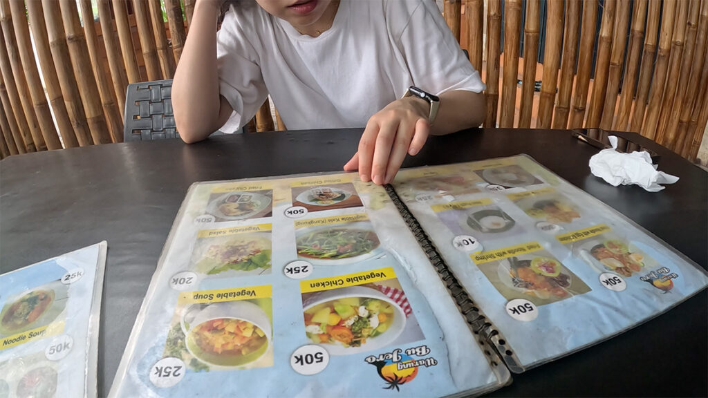 Warung Bu Jero에서 메뉴를 고르고 있다.