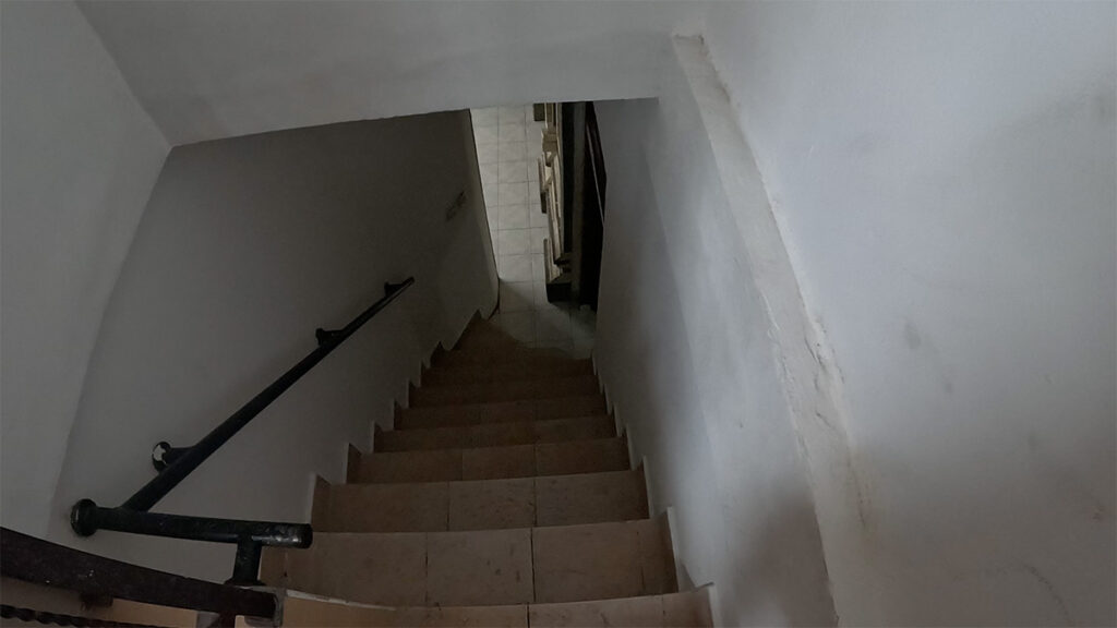 2층 숙소에서 1층으로 내려가는 계단