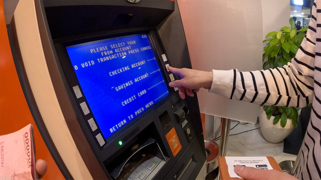  BNI MONEY CHANGER ATM기 작동 모습. SAVING ACCOUNT를 선택