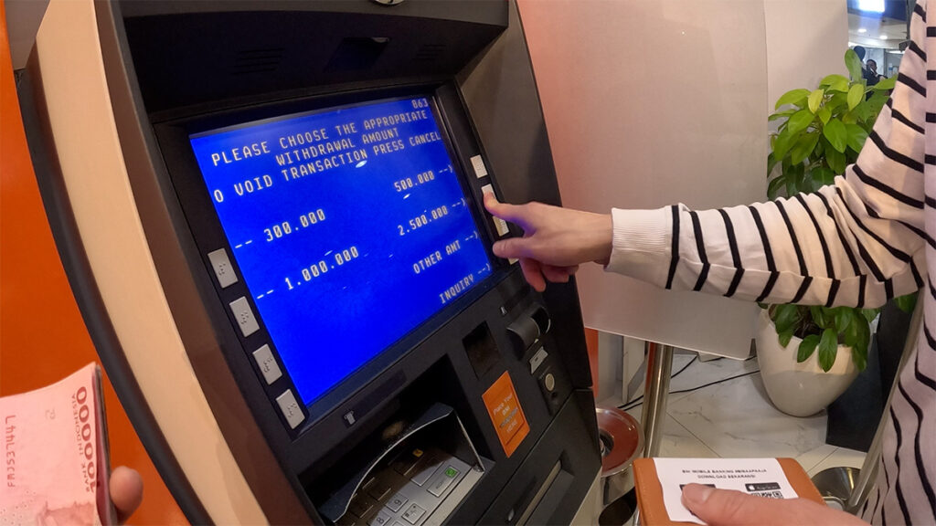  BNI MONEY CHANGER ATM기 작동 모습. 2,500,000 IDR을 선택하고 있다.