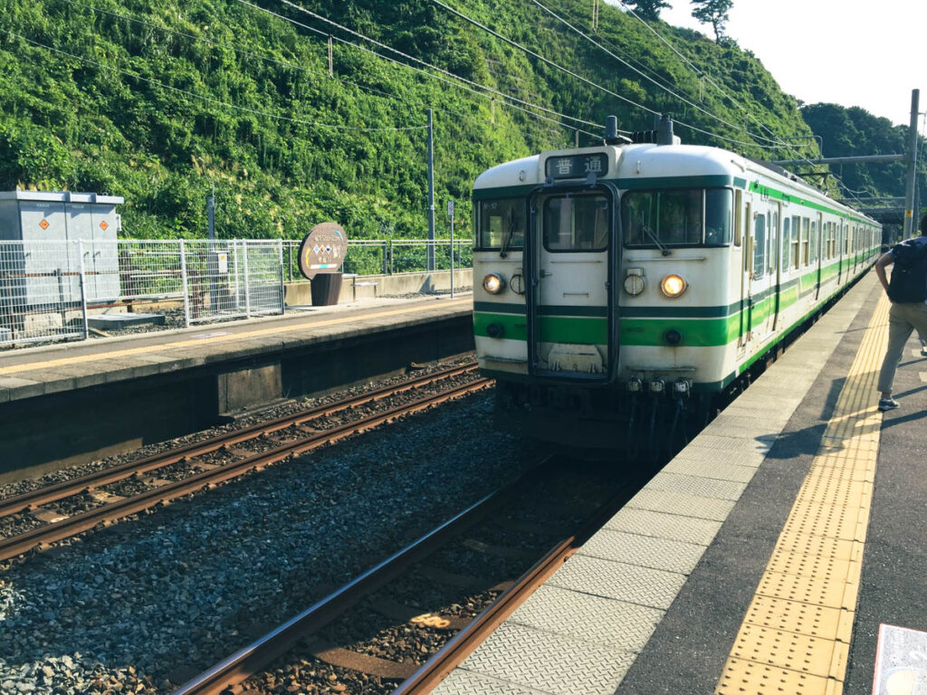 오미가와역에 도착한 레트로한 열차