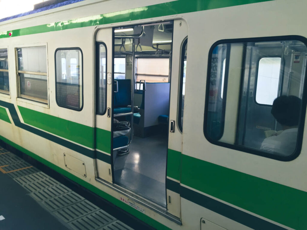 니가타행 열차의 모습. 출발하기전끼지 문이 열려 있다.