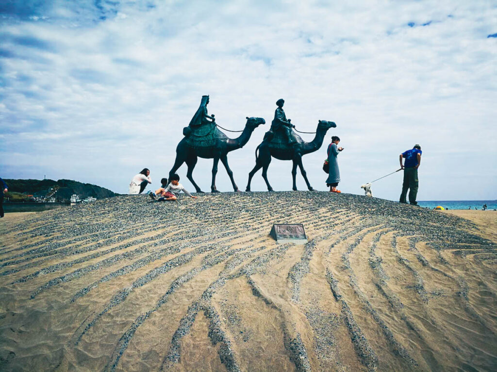 온주쿠 달의 사막공원 낙타를 탄 왕자와 공주 동상