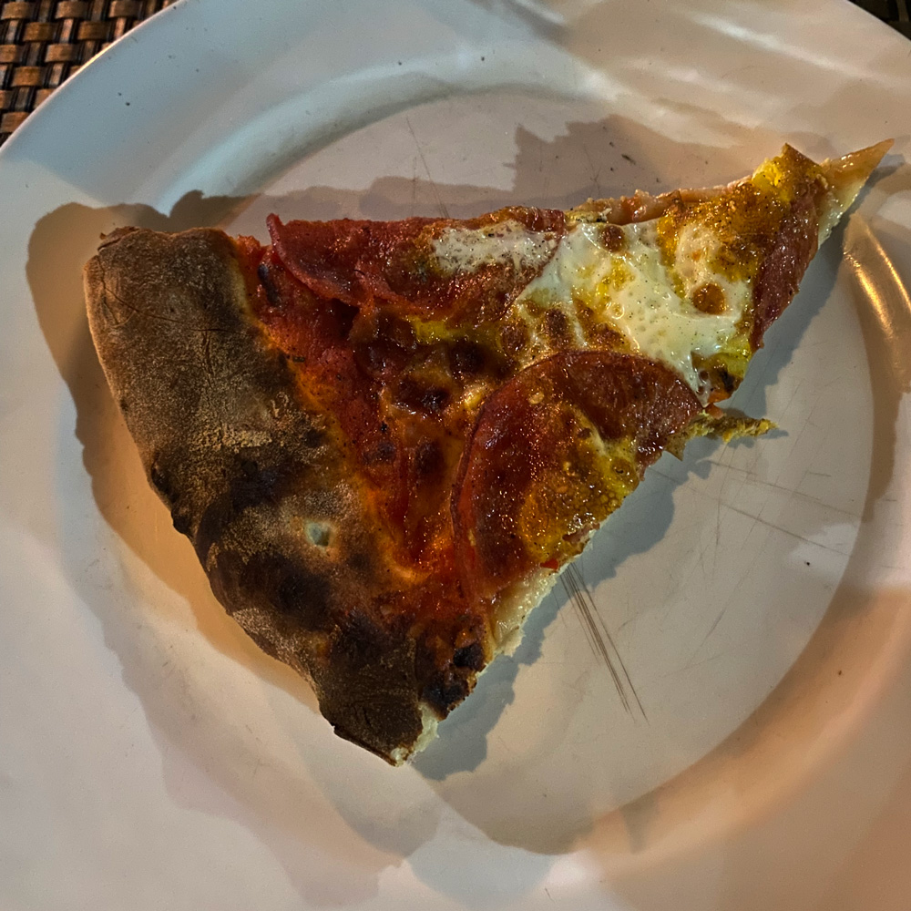 피자 한조각을 접시 위에 올려 놓았다. 조명이 어두워서 그렇지 꽤 먹음직 스럽게 생겼다.