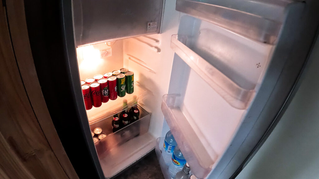 침실에 있는 미니 냉장고. 마시고서 체크아웃 할 때 계산하면 된다. 우리는 먹지는 않았다.