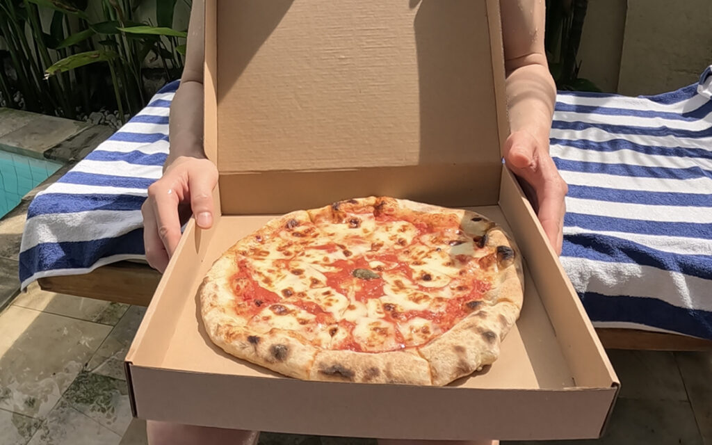 드디어 개봉한 피자의 영롱한 자태. 참고로 마르게리타 피자