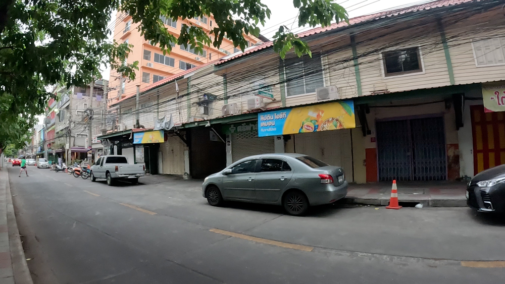 방콕시내의 흔한 길거리 모습.