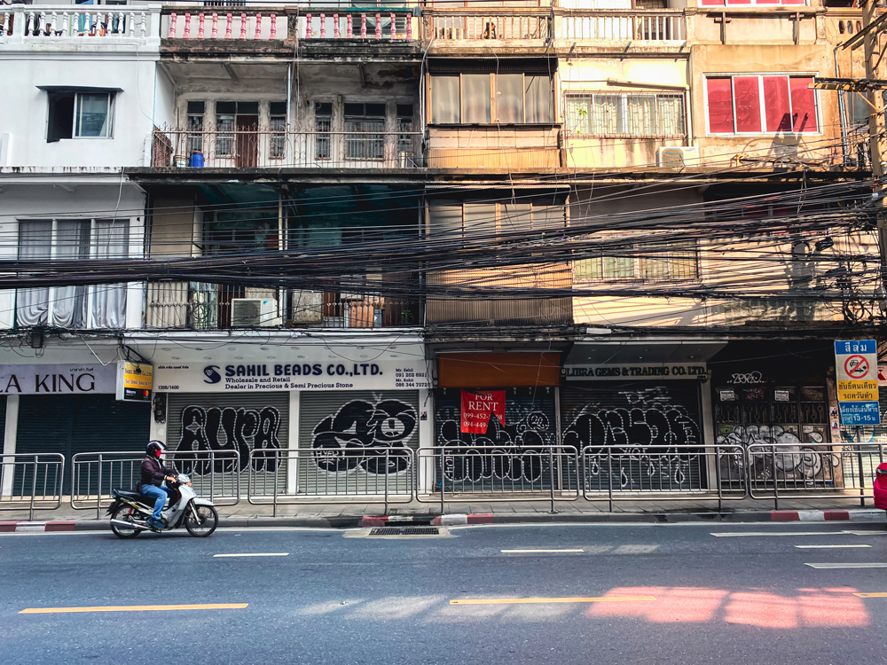 방콕 길거리 모습. 전선이 빼곡하게 늘어져 있다.