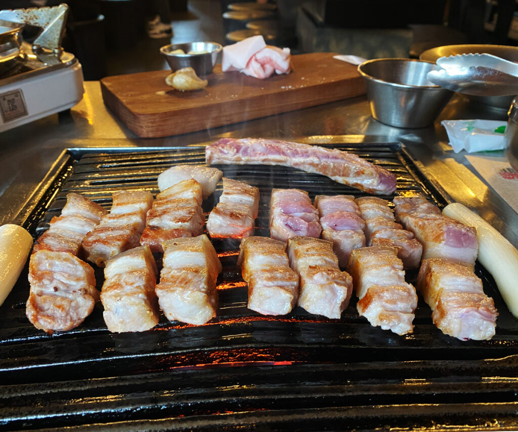 먹음직스럽게 구워진 금돼지식당 삼겹살