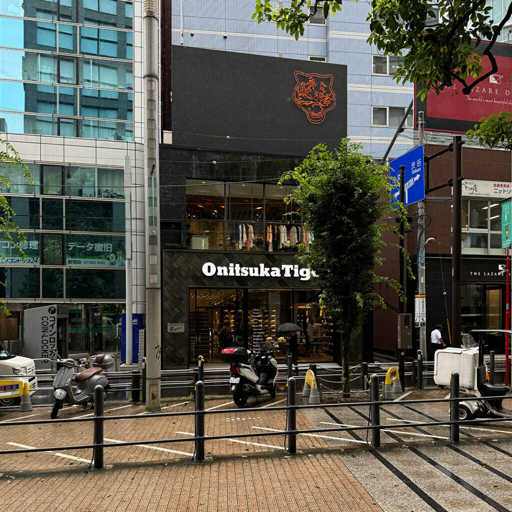 신주쿠 오니츠카타이거 매장 앞