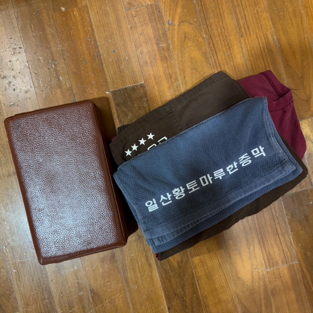 카운터에서 받은 찜질방복과 수건, 그리고 베개