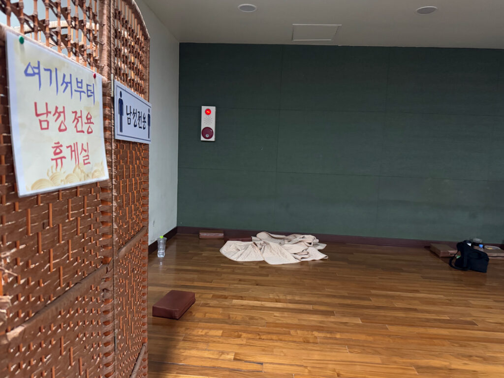 일산황토마루한증막 남성 휴게실