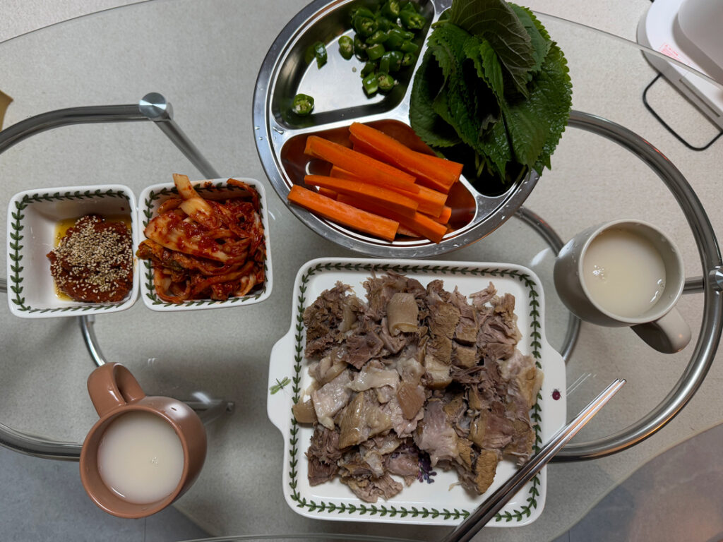 찜질 후 만찬. 수육과 막걸리 한잔