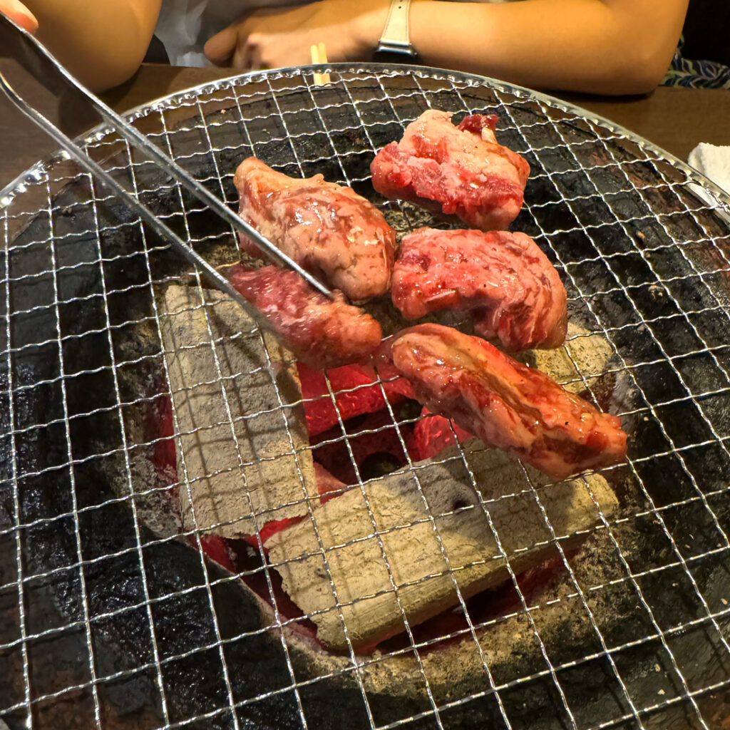 시치린 위에서 열심히 고기를 굽는 중