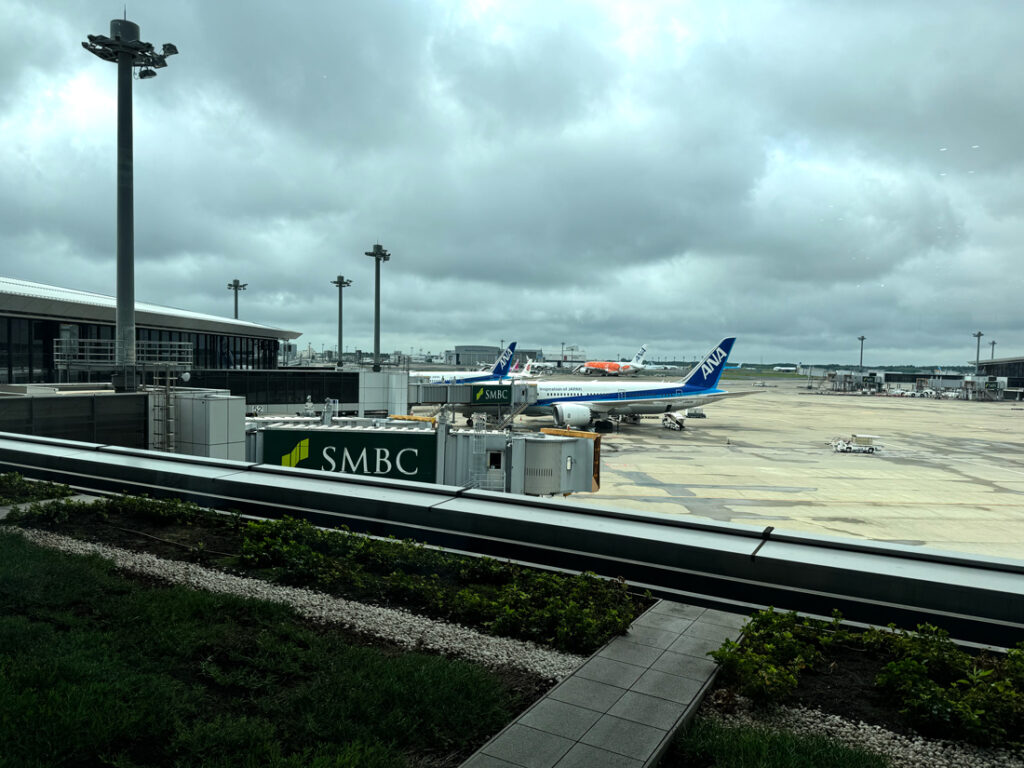 나리타공항 탑승구에서 바라본 풍경
