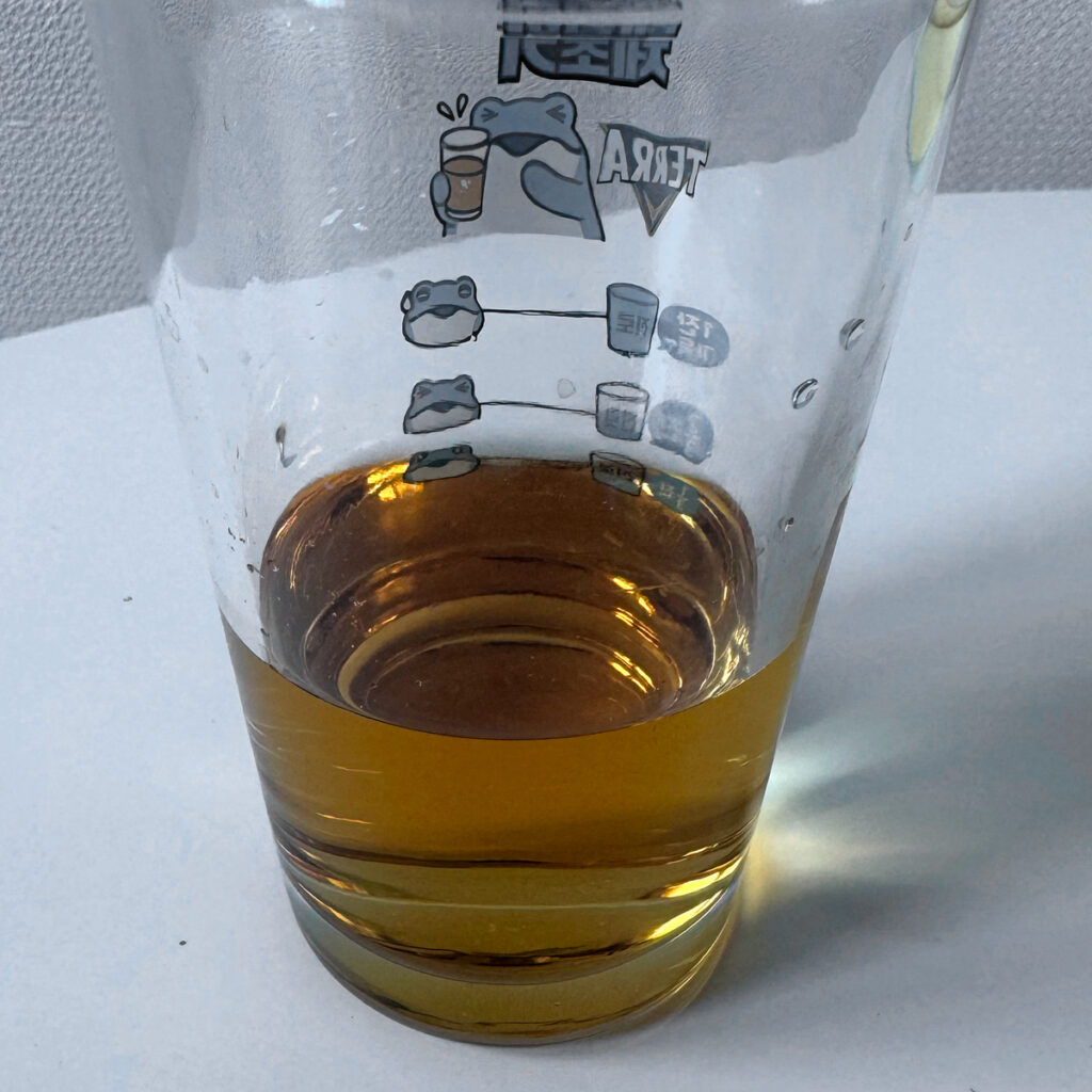 잔에 따른 블랙앤화이트