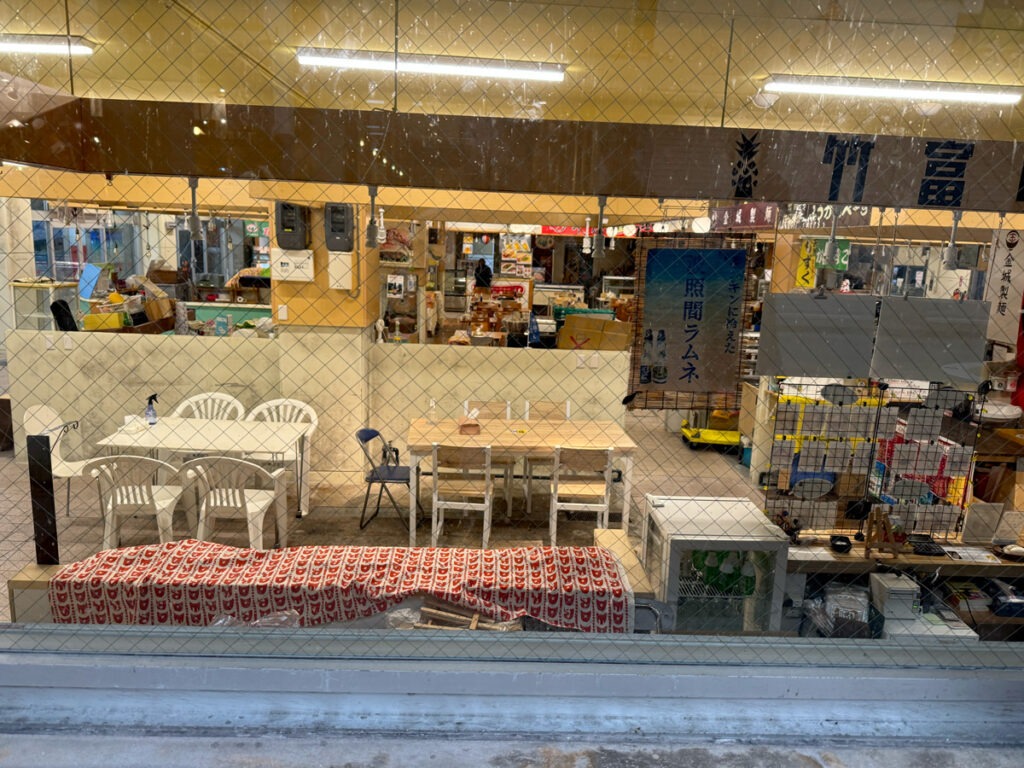 이시가키지마 공설 시장 창밖에서 바라본 지하 매장 모습