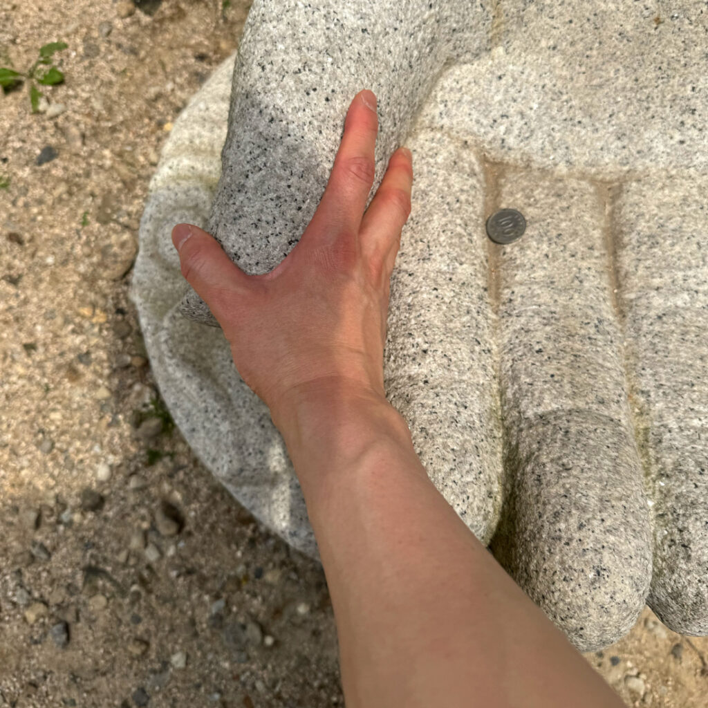 봉선사 대의왕전 앞 큰 손