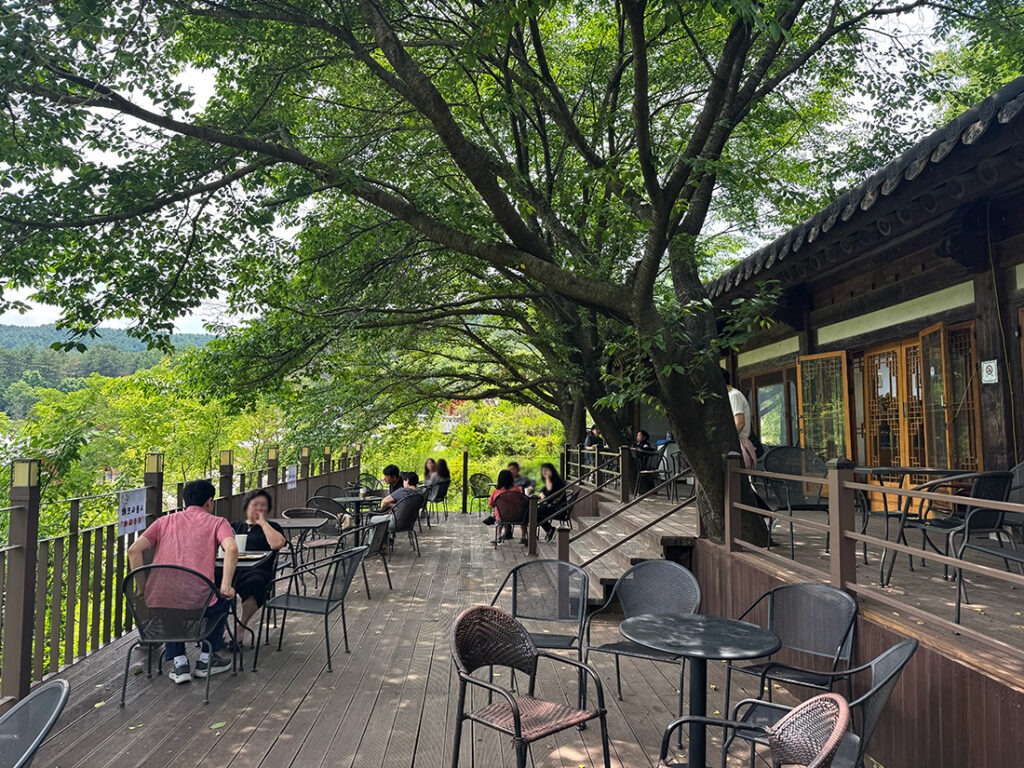 봉선사 카페 야외 테이블