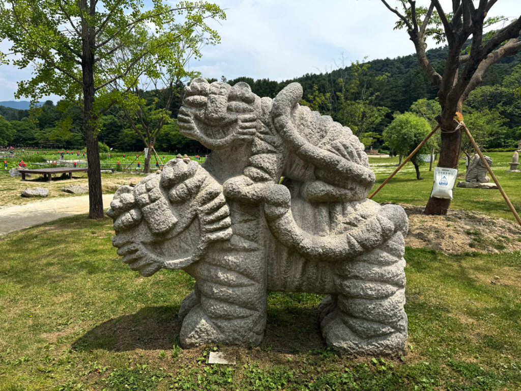 연꽃단지에 있는 해태상