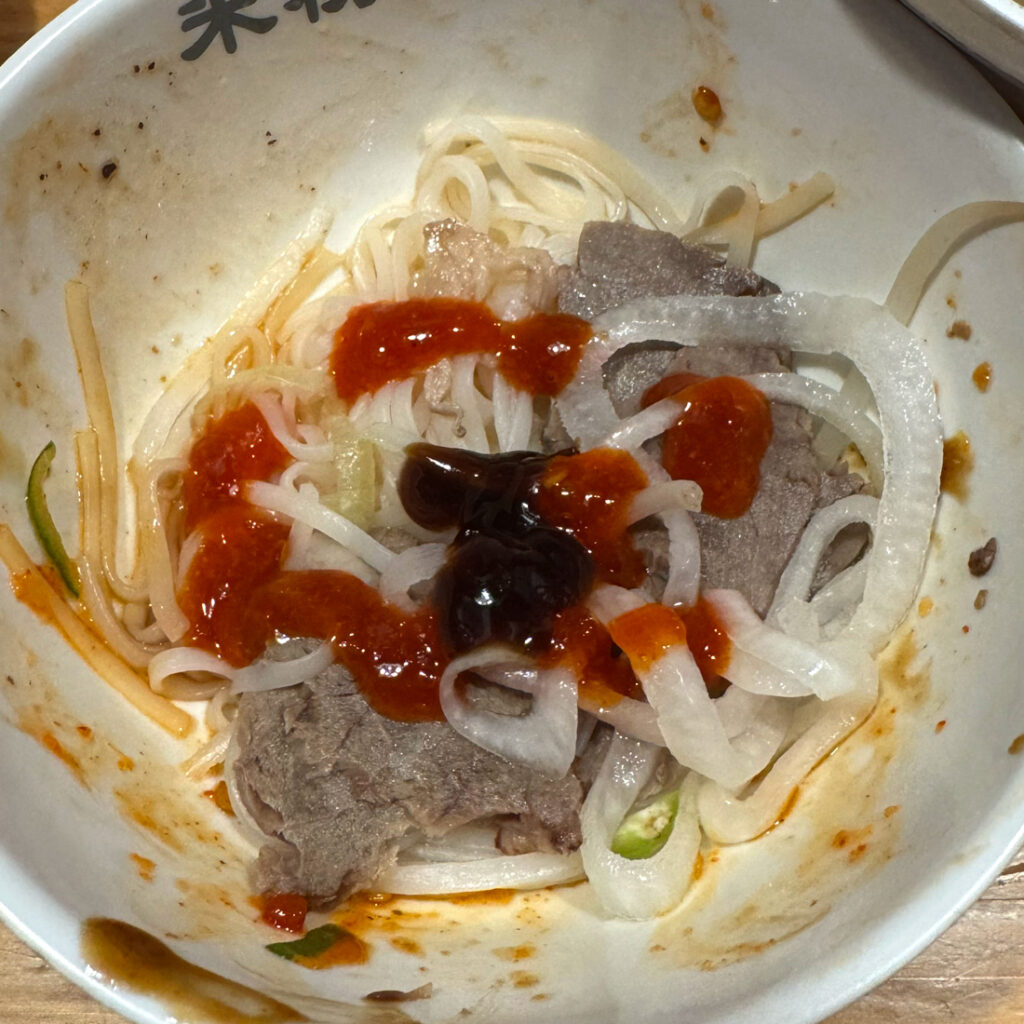 미분당 핫소스와 해선장을 뿌린 쌀국수