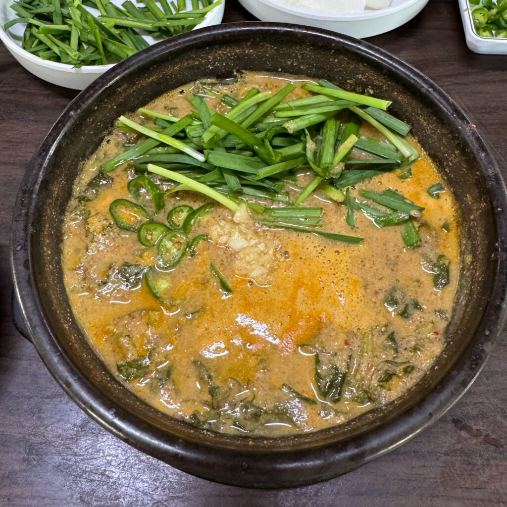 부추를 얹은 최가네 추어탕