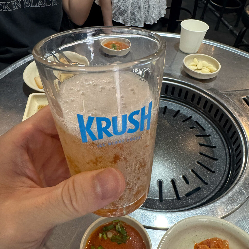 막창을 기다리며 맥주 한잔