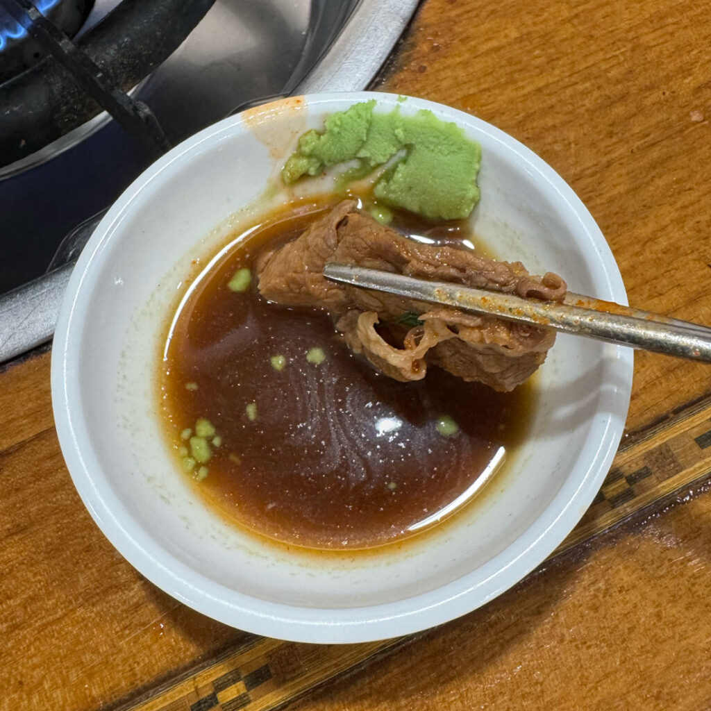 등촌샤브칼국수 샤브고기 찍어 먹기