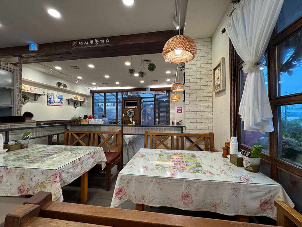 내사랑동까스 매장 내부