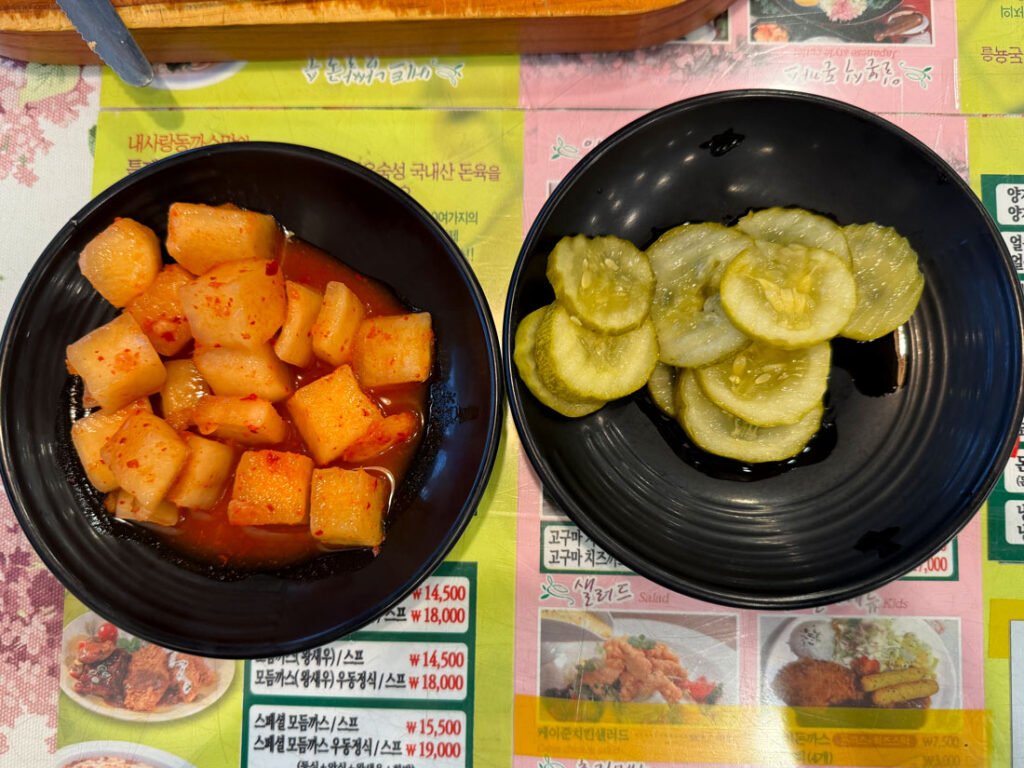 내사랑동까스 반찬 깍두기 오이피클