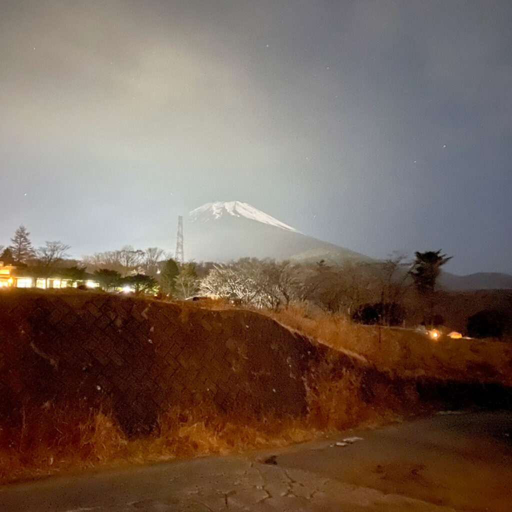 일본 캠핑장에서 바라다 보이는 후지산