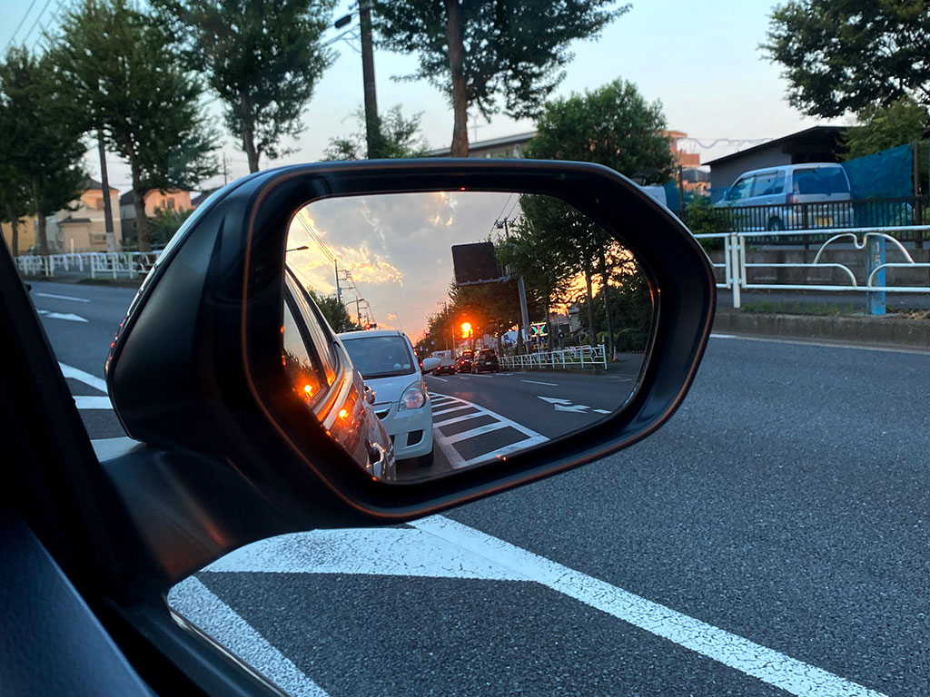 사이드미러에 비친 일본 도로 해질녘 풍경