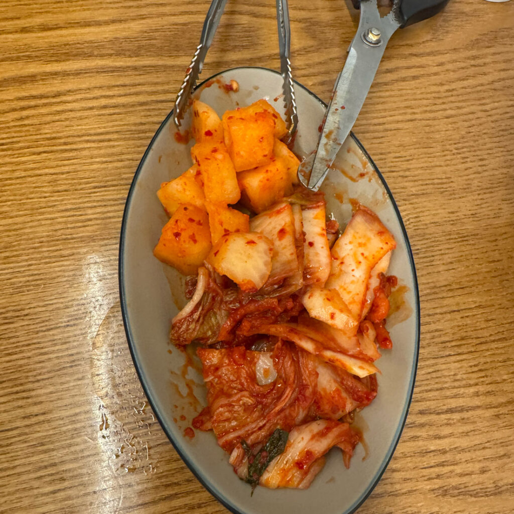 굴토리 기본반찬 김치와 깍두기