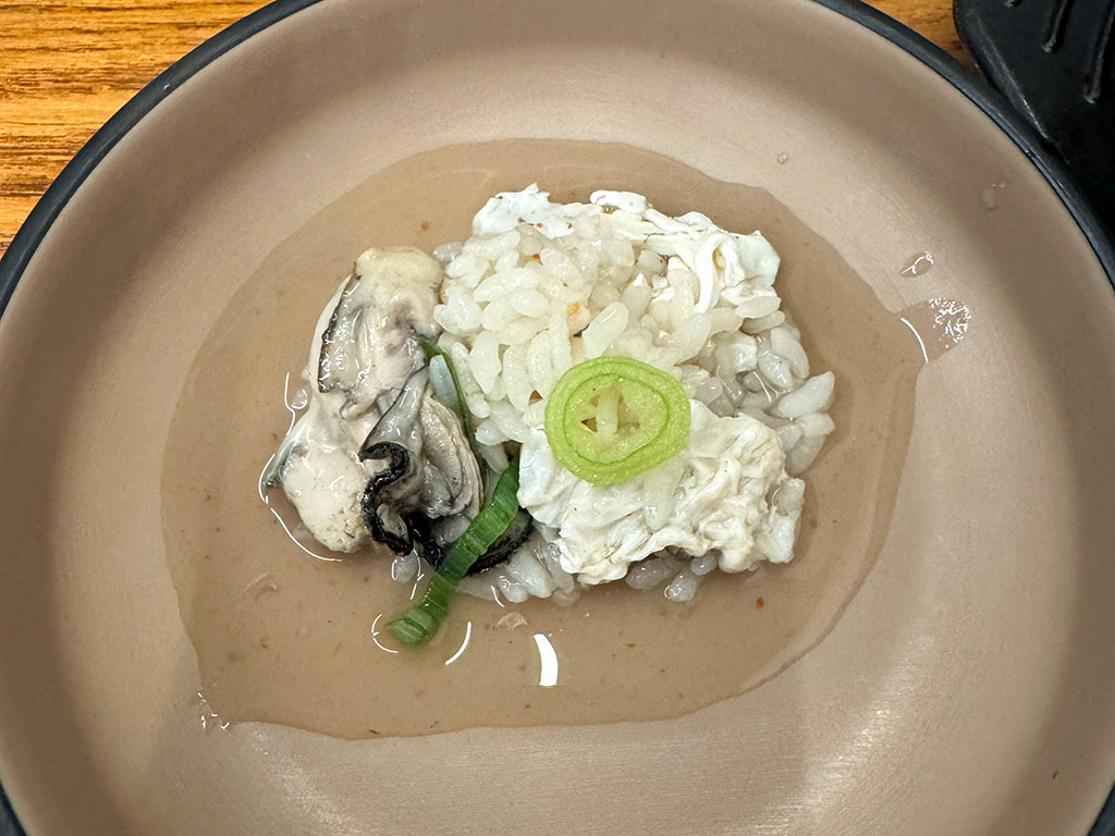 굴토리 굴국밥 덜어 먹기