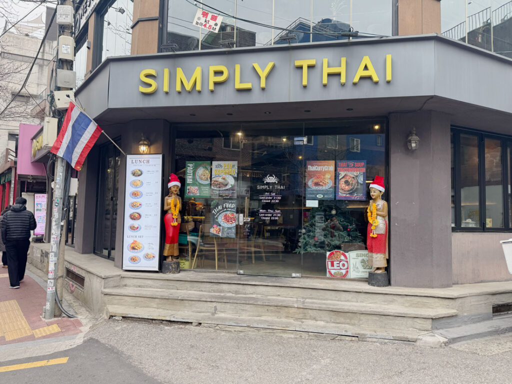 심플리타이 합정점 매장 입구