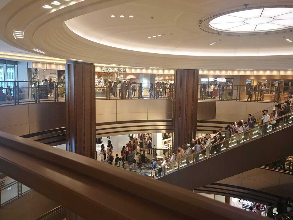 고객이 늘어선 쇼핑센터