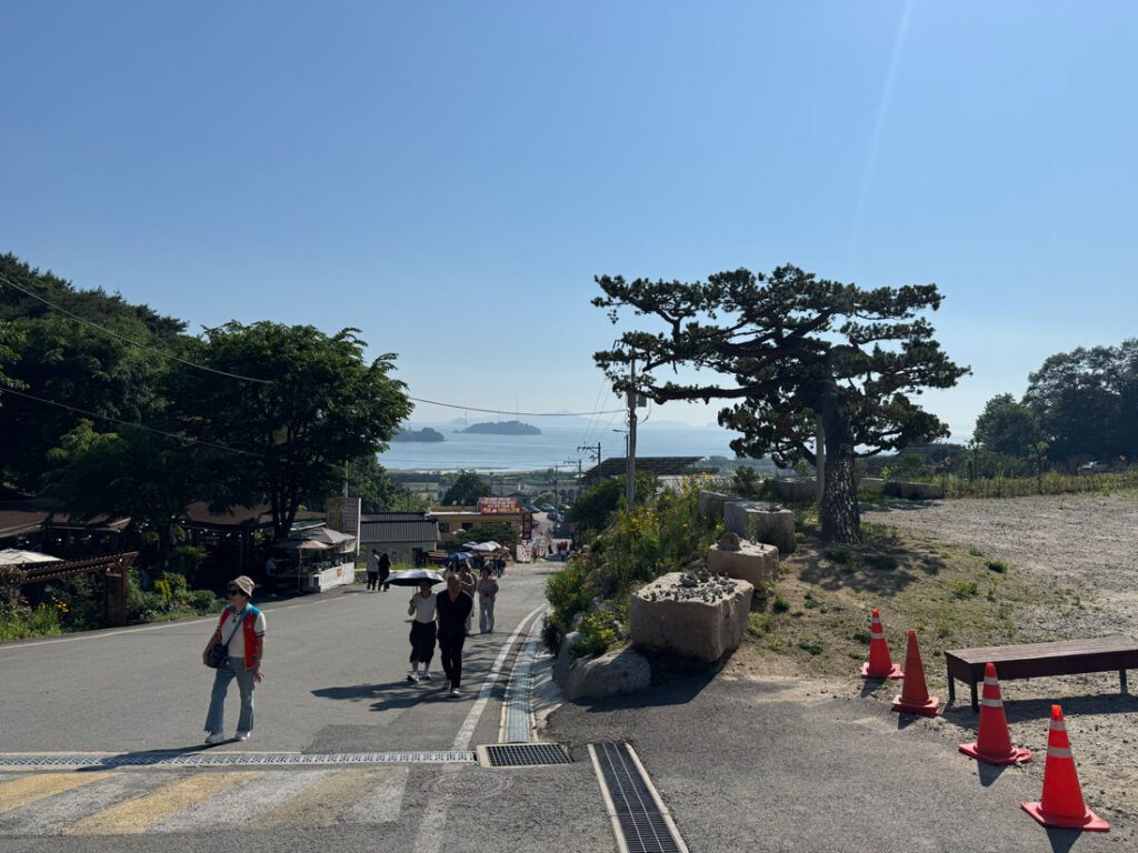 조금만 올라가도 서해 앞바다가 시원하게 보인다.