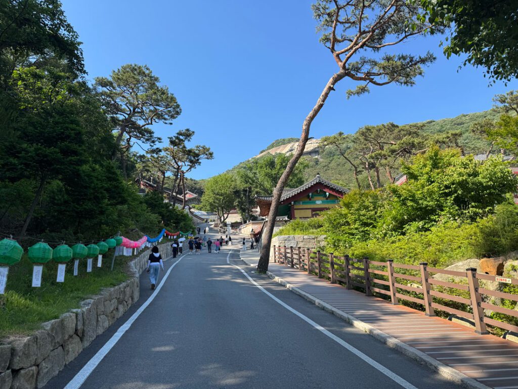 보문사 우측 데크로 걸어가는게 조금 더 편하다