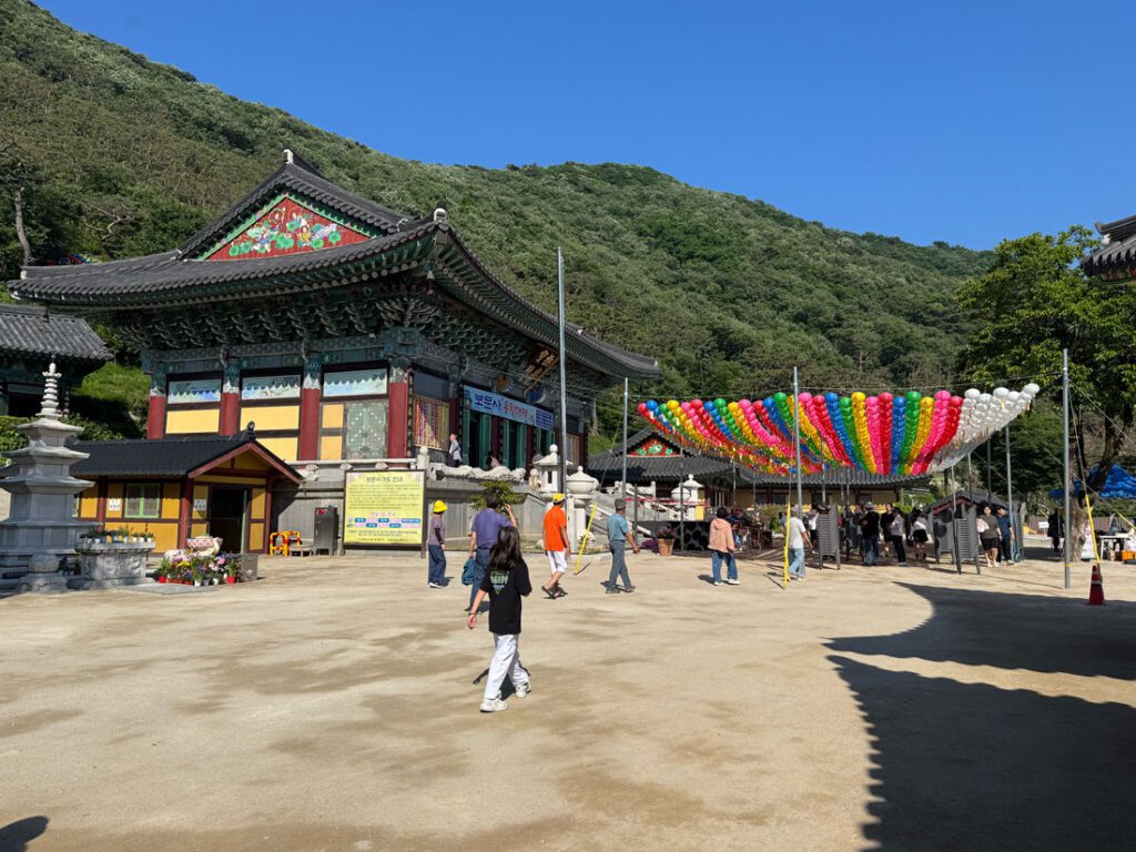 보문사 앞마당