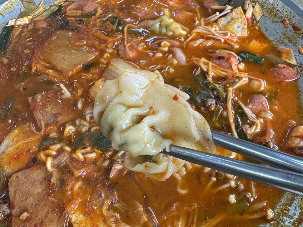 일산 돌솥부대찌개 물만두 건더기